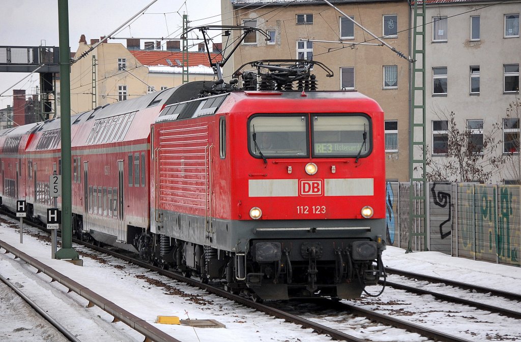 RE3 mit 112 123 Richtung Elsterwerda, n�chster Halt Berlin Hbf., 03.01.11 S-Bhf. Berlin-Wedding.