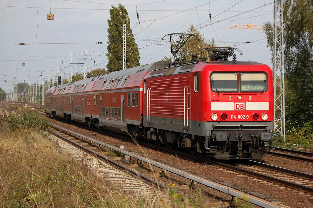 RE3 mit 114 002-9 nach Elsterwerda, 12.10.12 Berlin-Karow. 