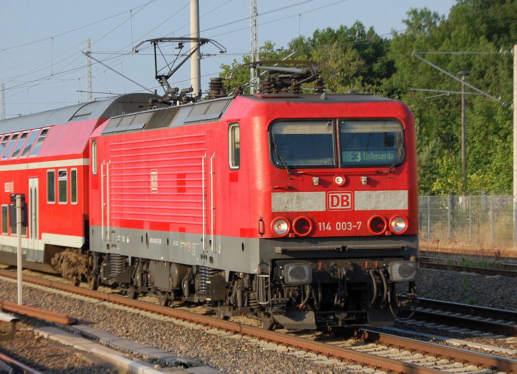 RE3 mit 114 003-7 nach Elsterwerda, n�chster Halt Berlin-Gesundbrunnen, 21.07.10 Berlin-Blankenburg.