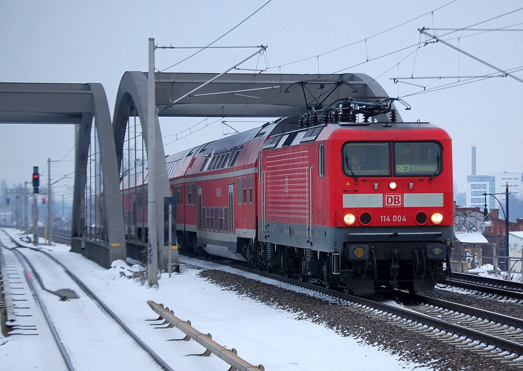 RE3 mit 114 004 nach Elsterwerda Richtung Berlin Gesundbrunnen, 06.12.10 Berlin-Pankow. 