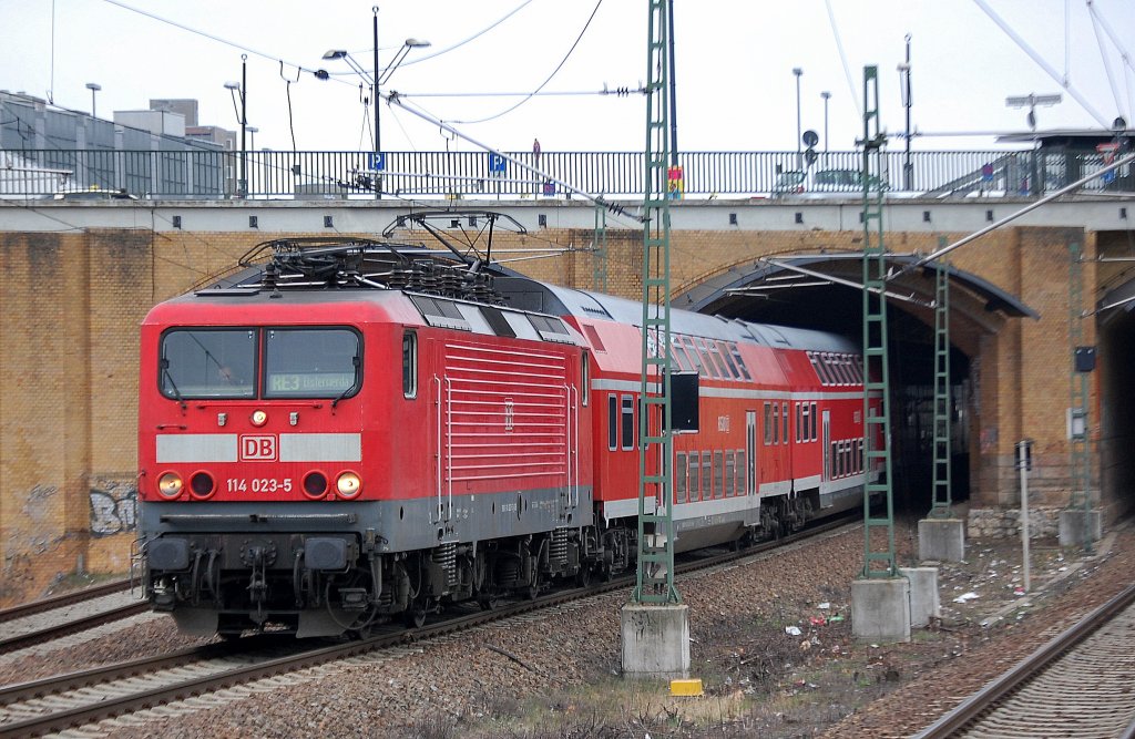 RE3 mit 114 023-5 Richtung Elsterwerda am 21.03.12 Ausfahrt Bhf. Berlin-Gesundbrunnen.