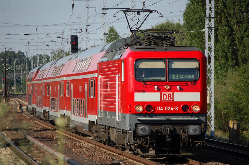 RE3 mit 114 024-3 Richtung Elsterwerda, n�chster Halt Berlin-Gesundbrunnen, 08.07.10 Berlin-karow.