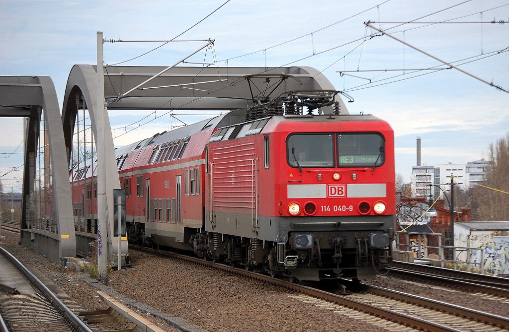 RE3 mit 114 040-9 Richtung Elsterwerda, n�chster Halt Berlin Gesundbrunnen, 14.11.10 Berlin-Pankow.