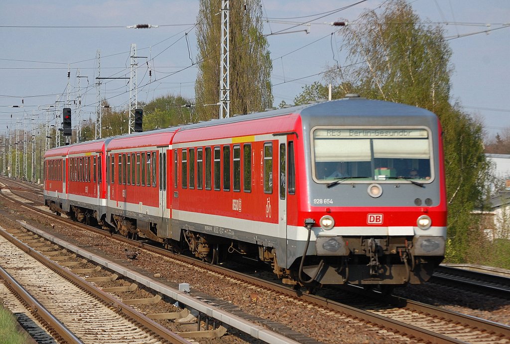RE3 nach Berlin-Gesundbrunnen mit 928 654 + 628 655 am 19.04.11 Berlin-Karow.