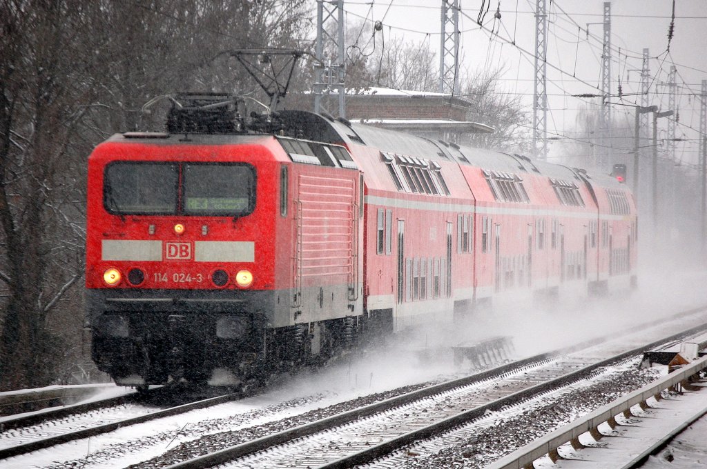 RE3 nach Schwedt mit 114 024-3 Richtung Bernau, 08.12.10 Berlin-Karow.