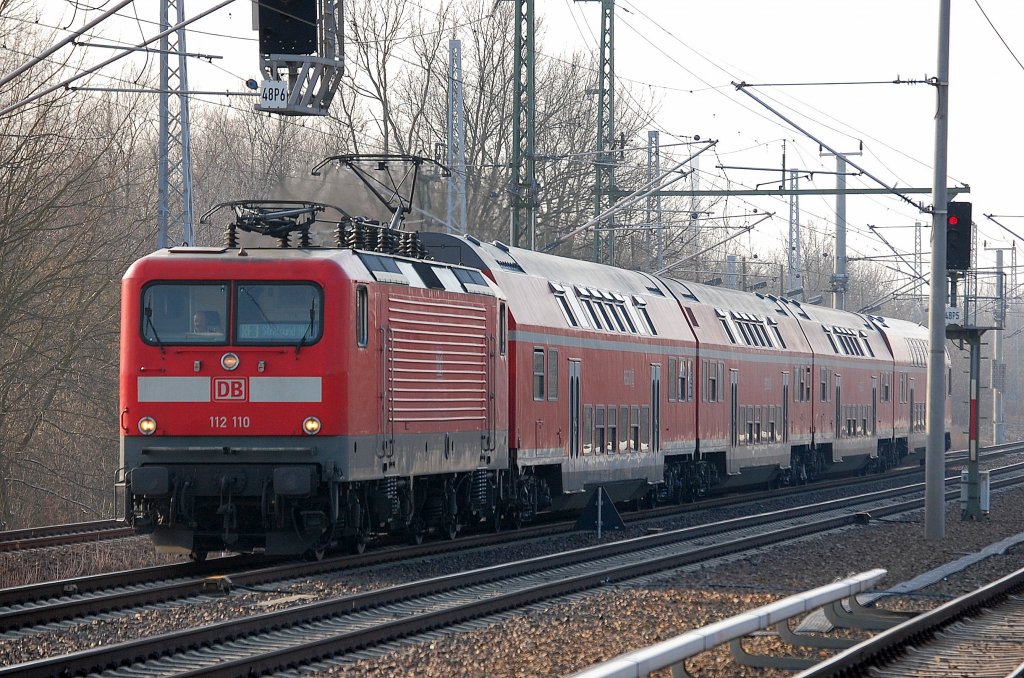 RE3 nach Stralsund Hbf. mit 112 110, 12.02.13 Berlin-Blankenburg. 