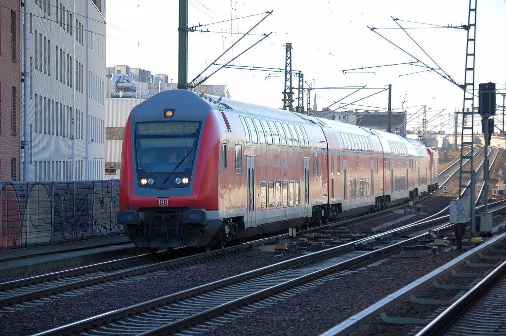 RE3 nach Stralsund mit Doppelstockwagengarnitur mit Steuerwagen am 28.12.12 Berlin-Wedding Richtung Bhf. Gesundbrunnen.
