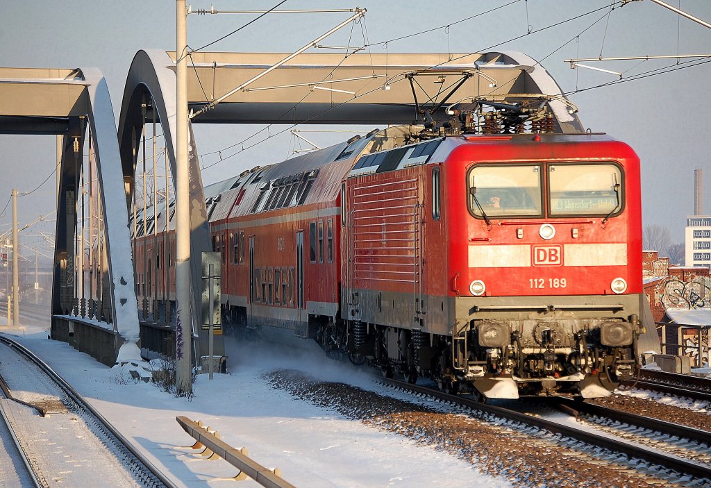 RE3 nach W�nsdorf-Waldstadt mit 112 189, n�chster Halt Berlin Gesundbrunnen, 04.12.10 Berlin-Pamkow.  