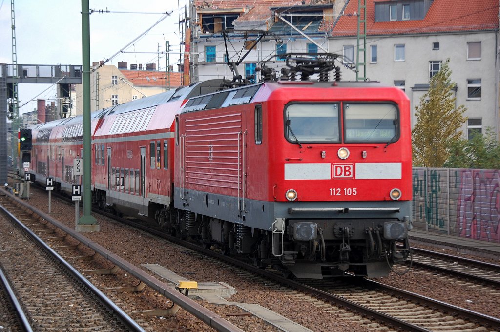 RE3 nach W�nsdorf-Waldstadt mit 112 105 am 20.10.11 Berlin-Wedding. 