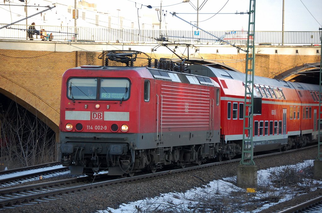 RE3 nach W�nsdorf/Waldstadt mit 114 002-9 bei der Ausfahrt Bhf. Berlin-Gesundbrunnen, 08.01.11  