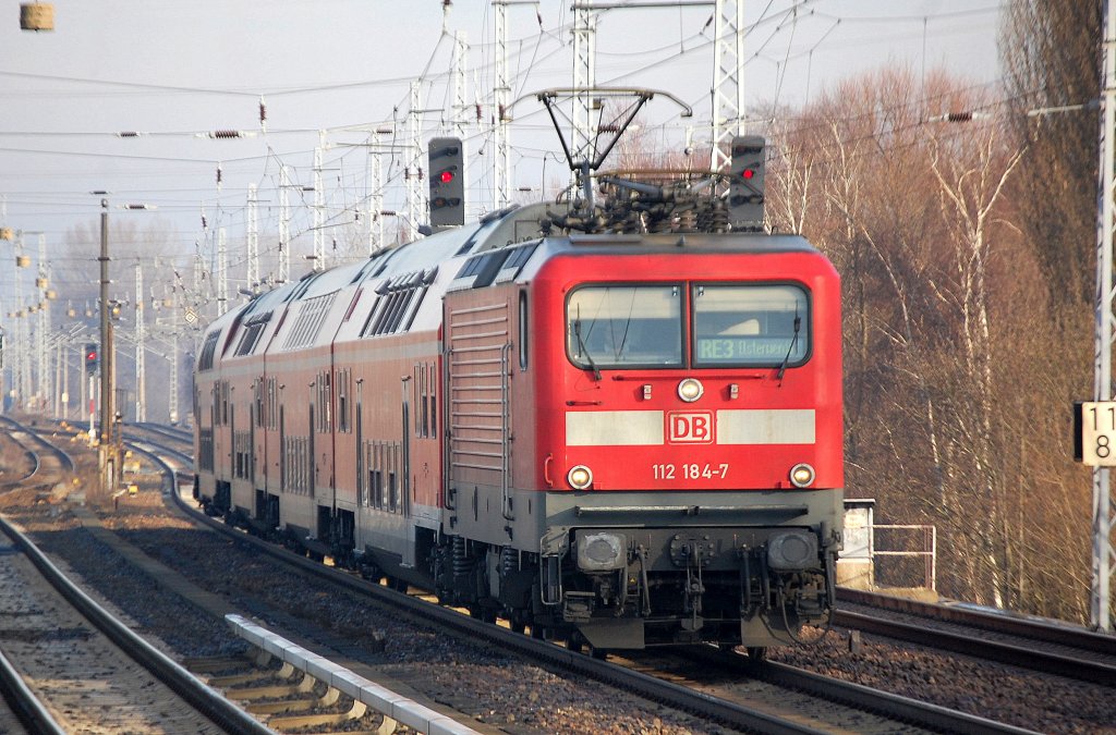 RE3 Richtung Elsterwerda mit 112 184-7, 17.11.01 Berlin-Karow.