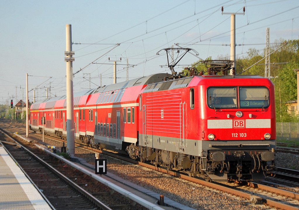 RE3 Richtung Elsterwerda mit 112 103, 06.05.11 Berlin-Blankenburg.
