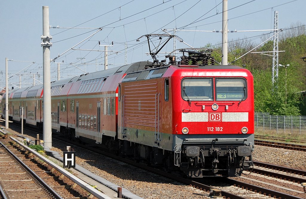 RE3 Richtung Elsterwerda mit 112 182, 03.05.12 Berlin-Blankenburg.