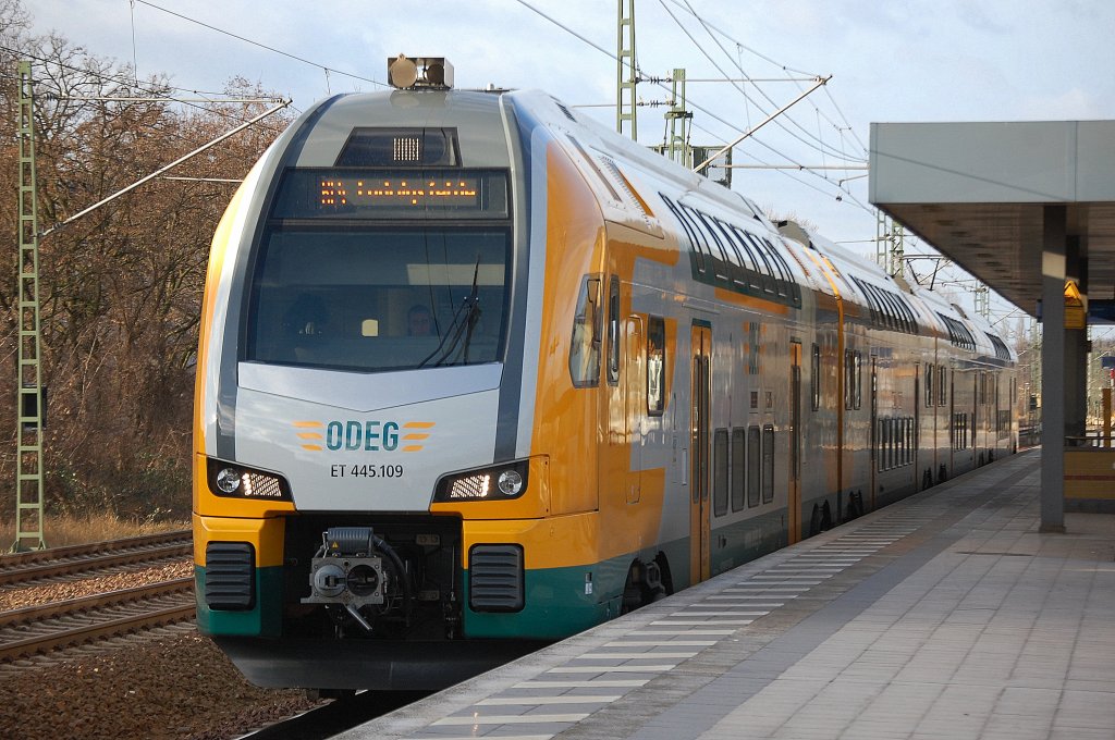 RE4 nach Ludwigsfelde mit ODEG-KISS ET 445.109 im Bhf. Berlin-Jungfernheide am 31.01.13 