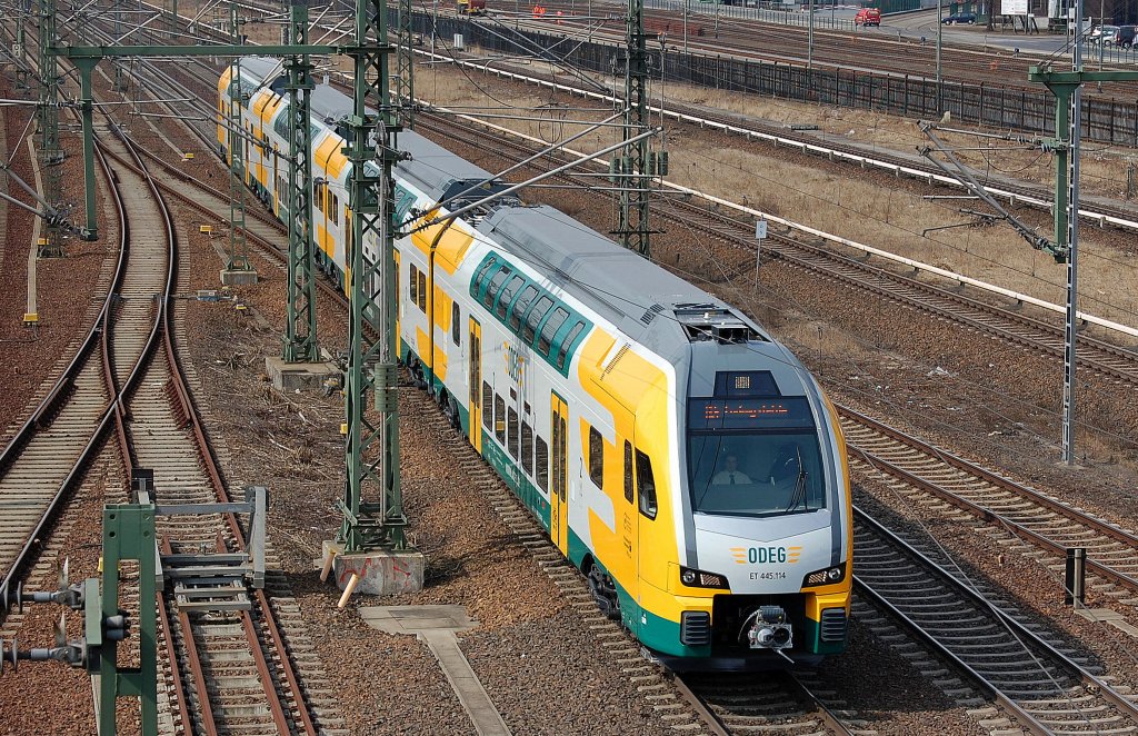 RE4 nach Ludwigsfelde mit ODEG-KISS ET 445.114 Richtung Berlin Hbf(tief), 08.04.13 Berlin-Putlitzbr�cke.  