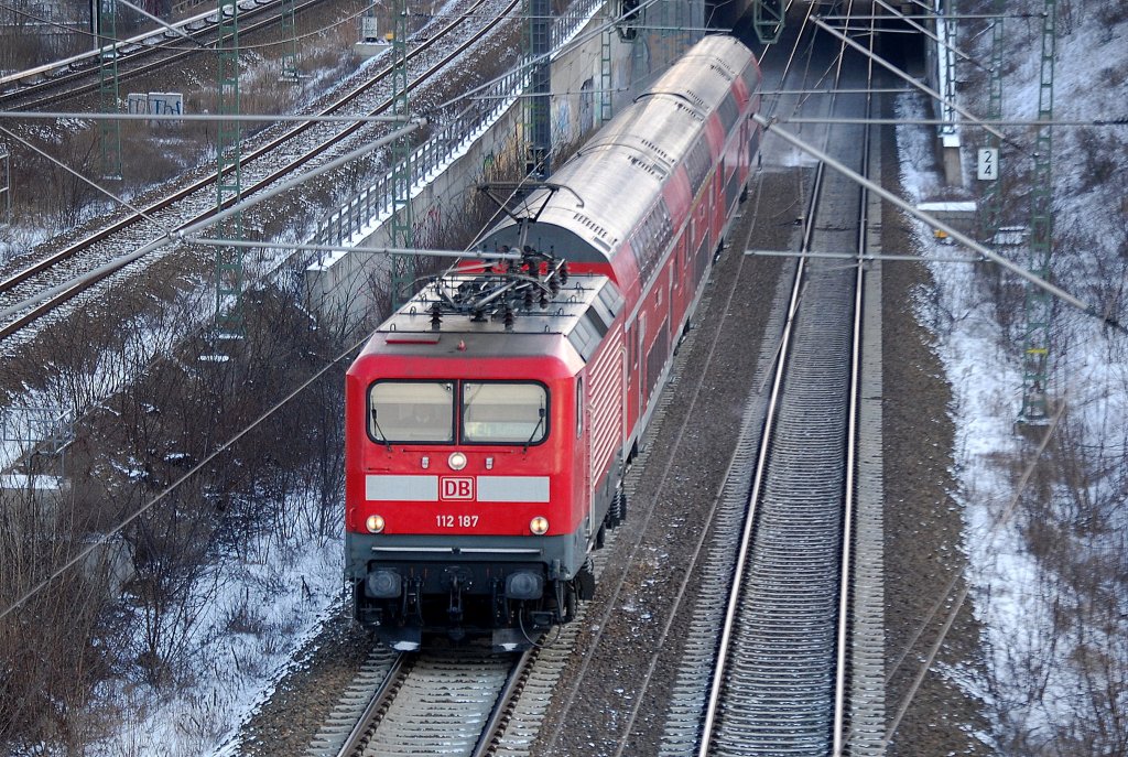 RE4 nach Rathenow mit 112 187, 03.02.12 Berlin Putlitzbr�cke.