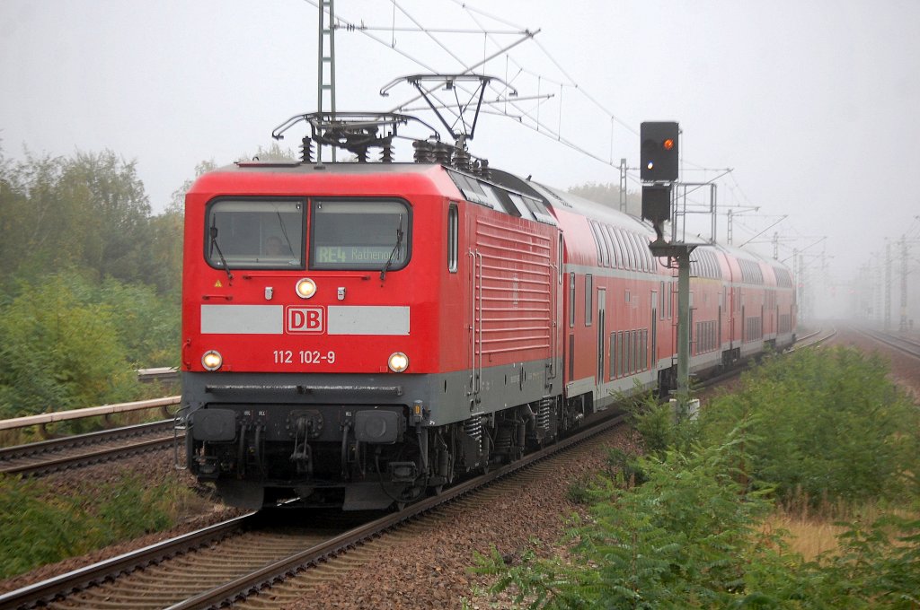 RE4 nach Rathenow mit 112 102-9 am 11.10.12 Bhf. Flughafen Berlin-Jungfernheide.