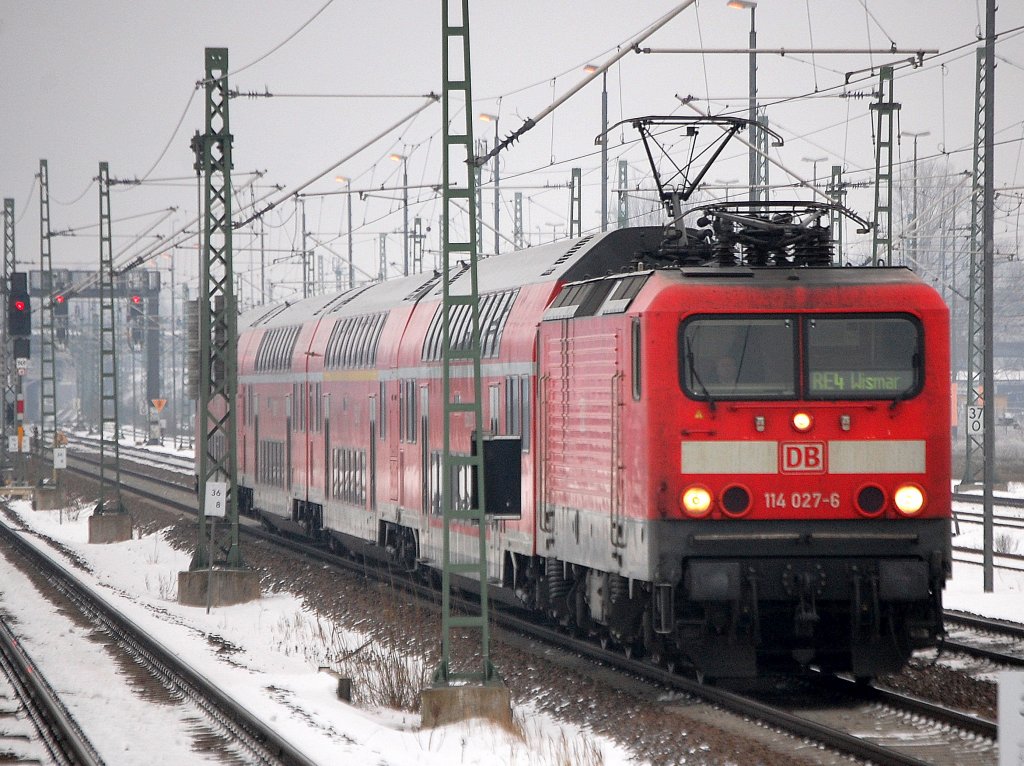 RE4 nach Wismar mit 114 027-6 Richtung Berlin-Jungfernheide, 07.12.10 Berlin-Beusselstr.