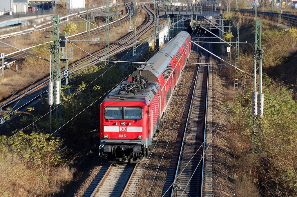 RE4 Richtung Wittenberge mit 112 121 (n�chster Halt Berlin-Jungfernheide), 25.11.11 Berlin-Putlitzbr�cke. 