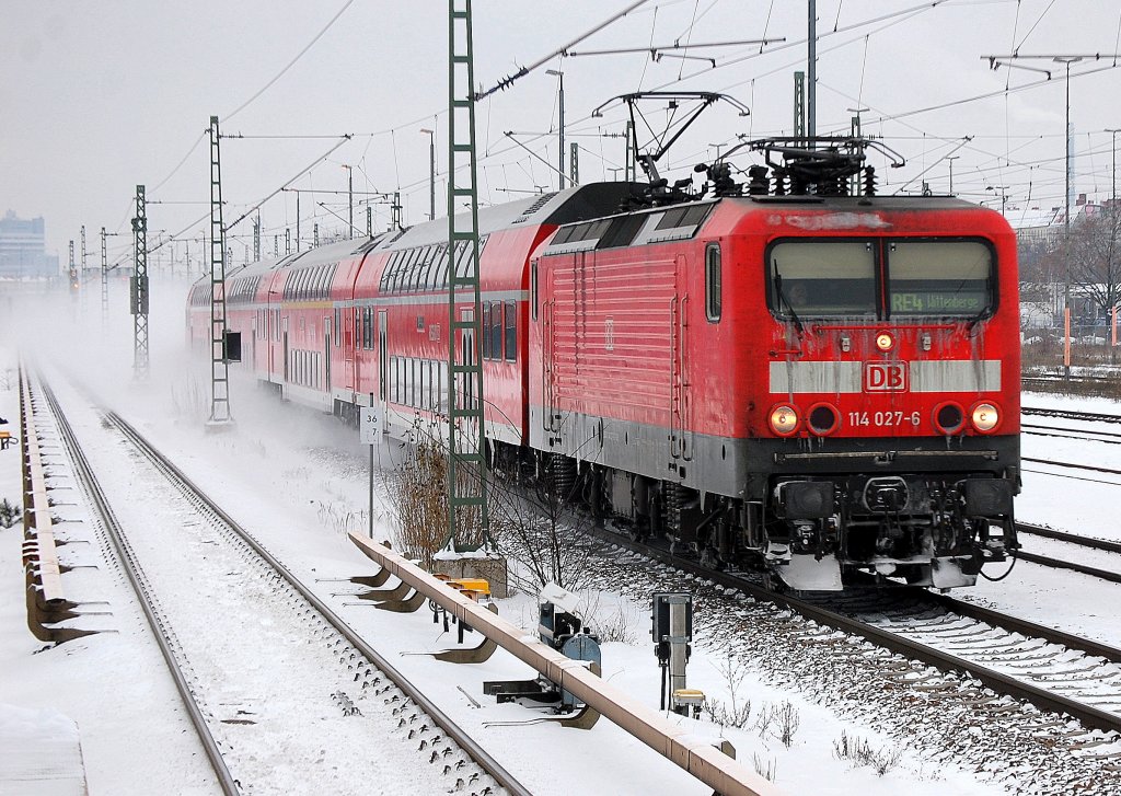 RE4 Richtung Wittenberge mit 114 027-6, n�chster halt Berlin-Jungfernheide, 03.12.10 Berlin Beusselstr.  