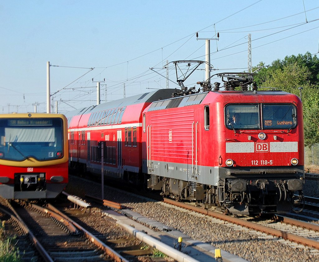 RE5 mit 112 118-5 in Berlin-Blankenburg am 09.07.10 Richtung Berlin-Gesundbrunnen.