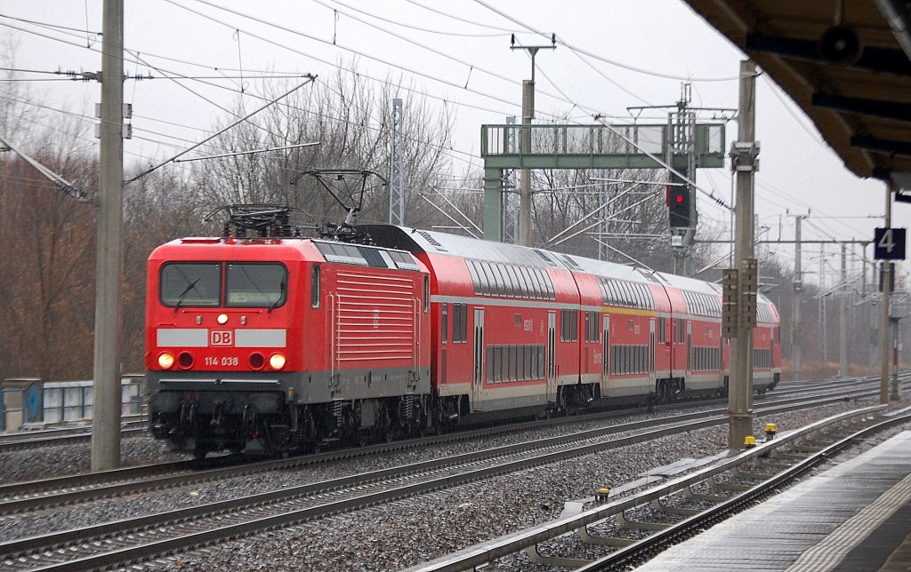 RE5 mit 114 038 nach Rostock am 19.01.12 Berlin-Blankenburg.