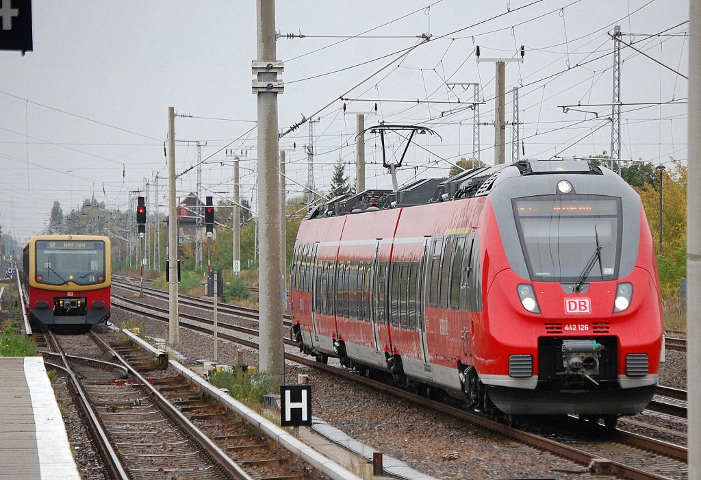 RE5 mit 442 126 Richtung Berlin-Gesundbrunnen, 04.10.12 Berlin-Blankenburg.