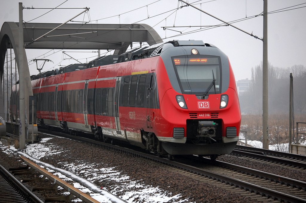 RE5 nach Berlin-S�dkreuz mit 442 316 am 25.02.13 Berlin-Pankow.