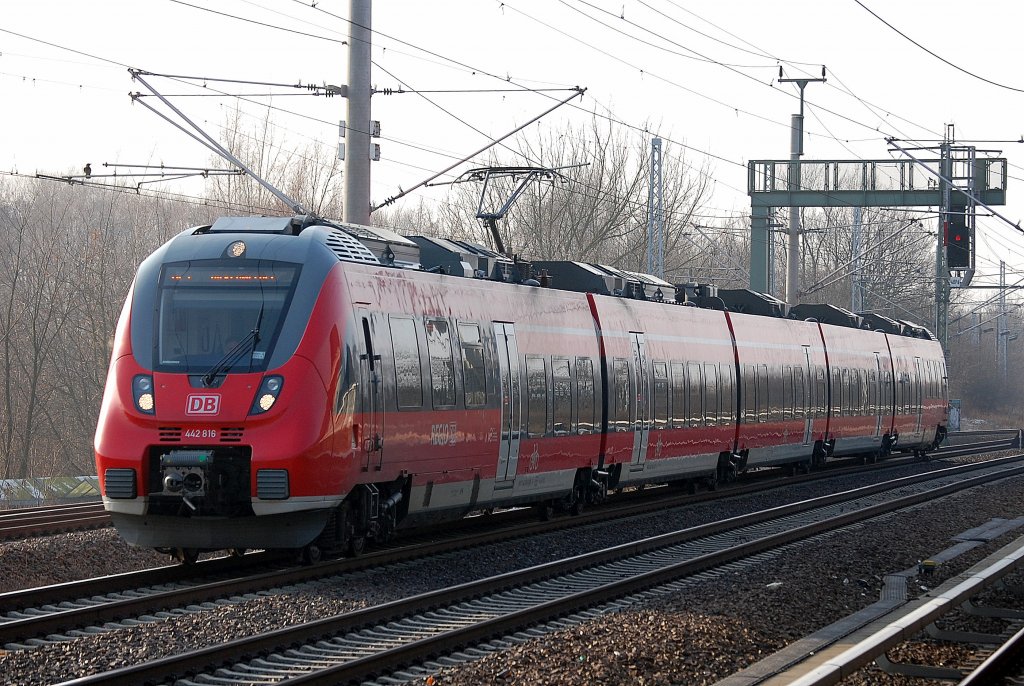 RE5 nach Birkenwerda mit 442 816 am 12.02.13 Berlin-Blankenburg.