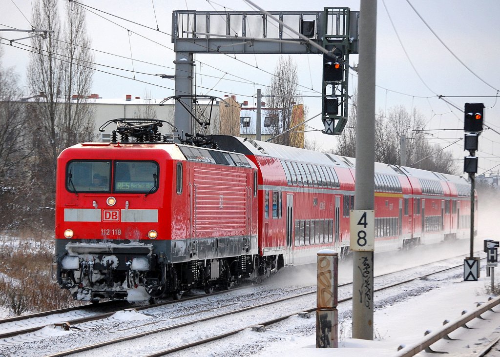 RE5 nach Rostock Hbf. mit 112 118 Richtung Bernau, 10.12.10 Berlin-Pankow.