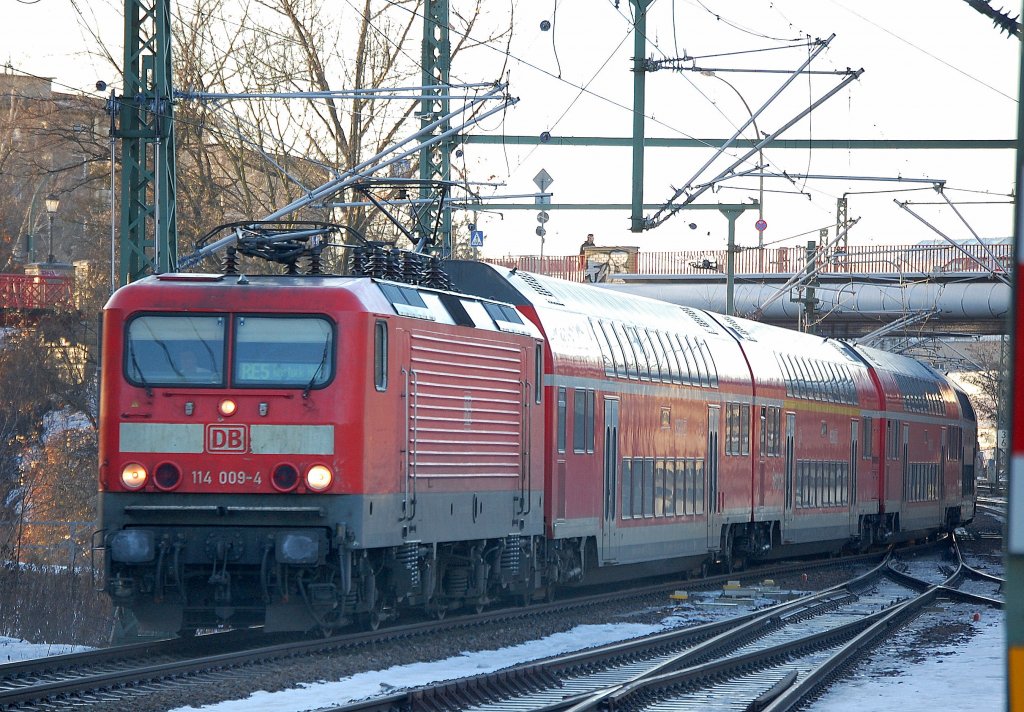 RE5 nach Rostock Hbf mit 114 009-4 bei der Einfahrt im Bhf. Berlin-Gesundbrunnen, 08.01.11