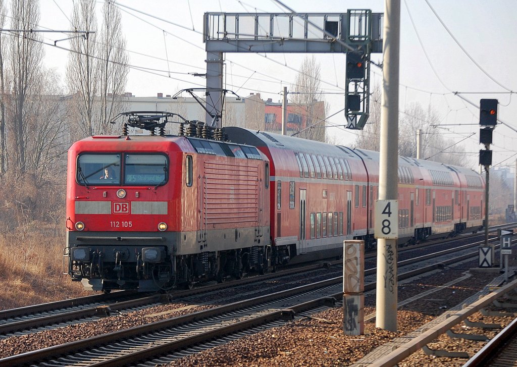 RE5 nach Stralsund Hbf mit 112 105 am 01.03.11 Berlin-Pankow.  