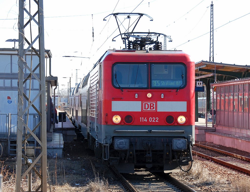 RE5 nach Stralsund Hbf. mit 114 022, 19.03.11 Abfahrt im Bhf. Oranienburg.