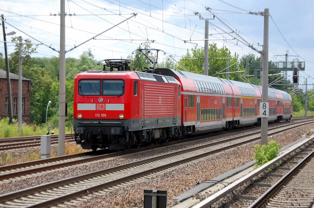 RE5 nach Stralsund Hbf. mit 112 106 am 12.06.12 Berlin-Blankenburg.