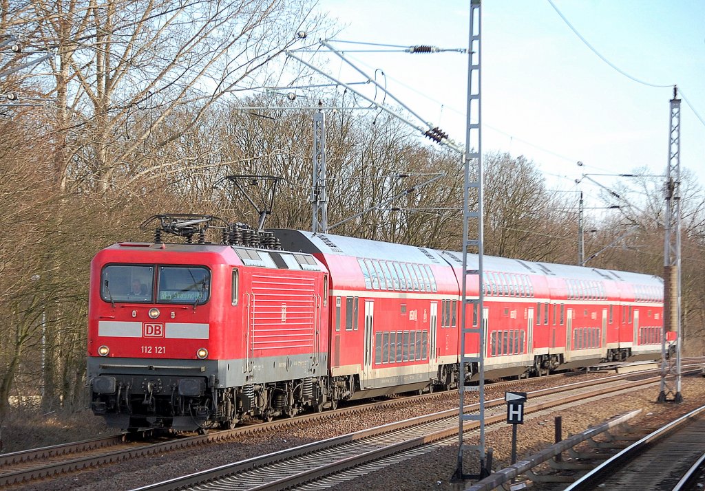 RE5 nach Stralsund mit 112 121 am 12.02.11 M�hlenbeck-M�nchm�hle N�he Berlin.