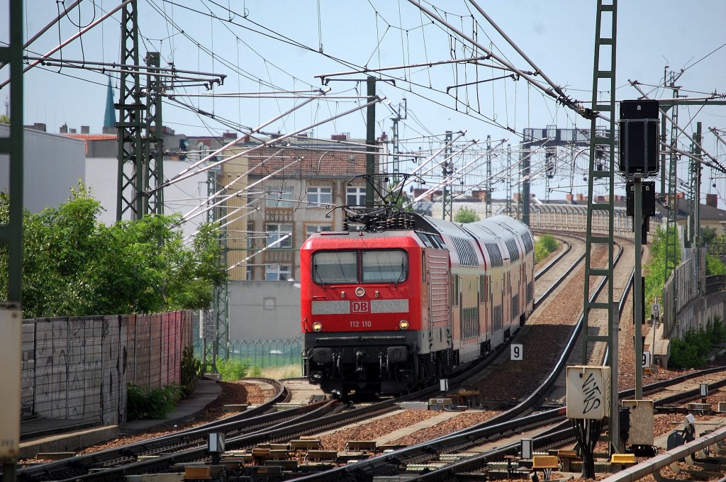 RE5 nach Stralsund mit 112 110 Richtung Berlin-Gesundbrunnen am 19.07.13 Berlin-Wedding. 
