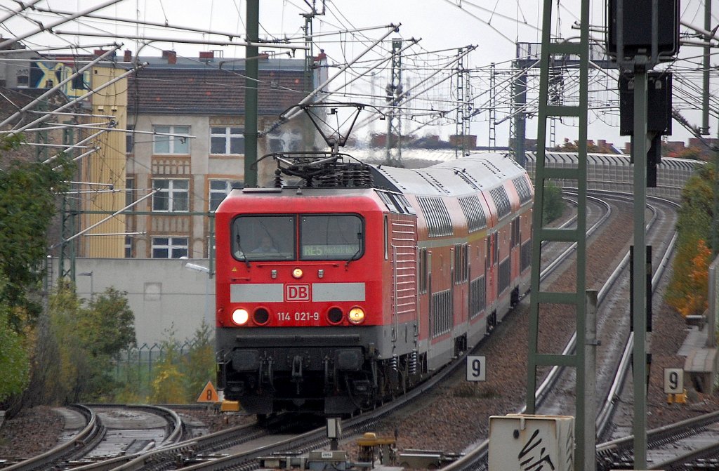 RE5 Richtung Rostock Hbf. mit 114 021-9, n�chster Halt Berlin Gesundbrunnen, 15.10.10 Berlin-Wedding. 