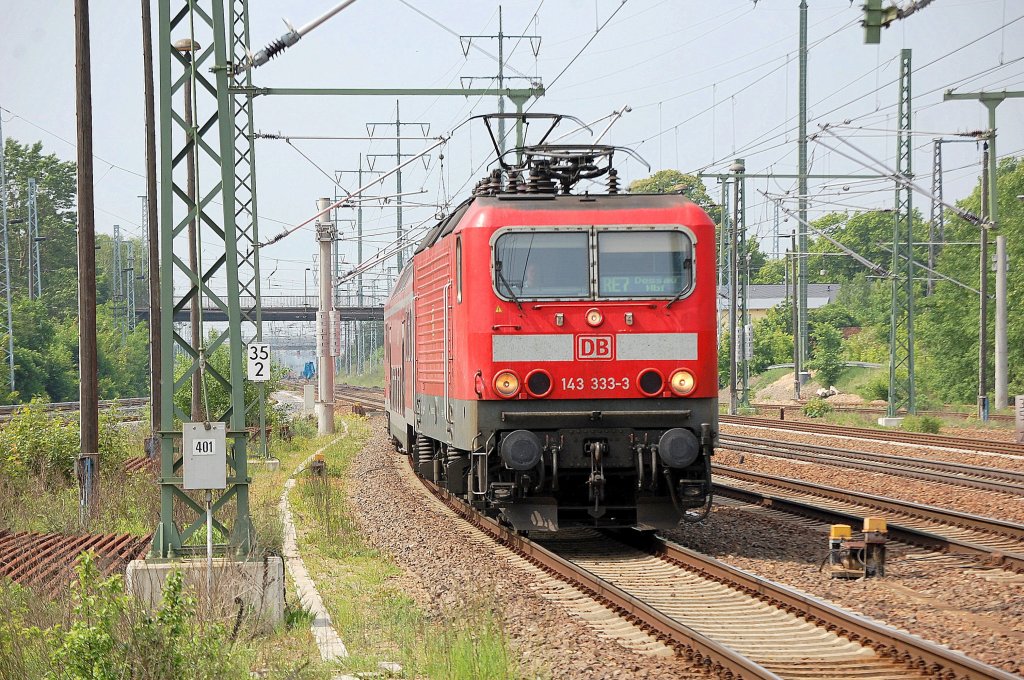 RE7 Richtung Dessau Hbf. f�hrt mit 143 333-3 im Bhf. Flughafen Berlin-Sch�nefeld ein.