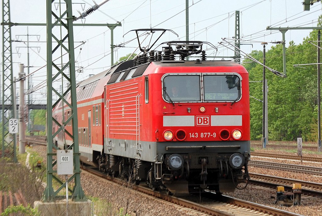 RE7 Richtung Dessau Hbf. mit 143 877-9 bei der Einfahrt im Bhf. Flughafen Berlin-Sch�nefeld.