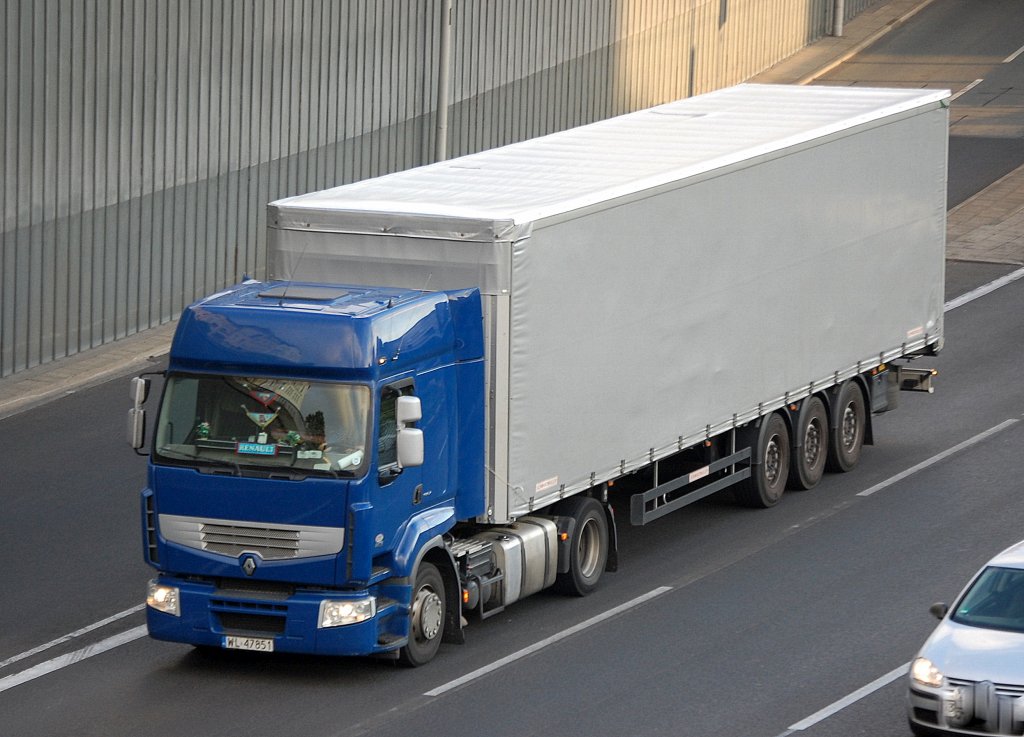 Recht neue Renault Zugmaschine mit Auflieger, 07.09.10 Berliner Stadtautobahn H�he Kaiserdamm.