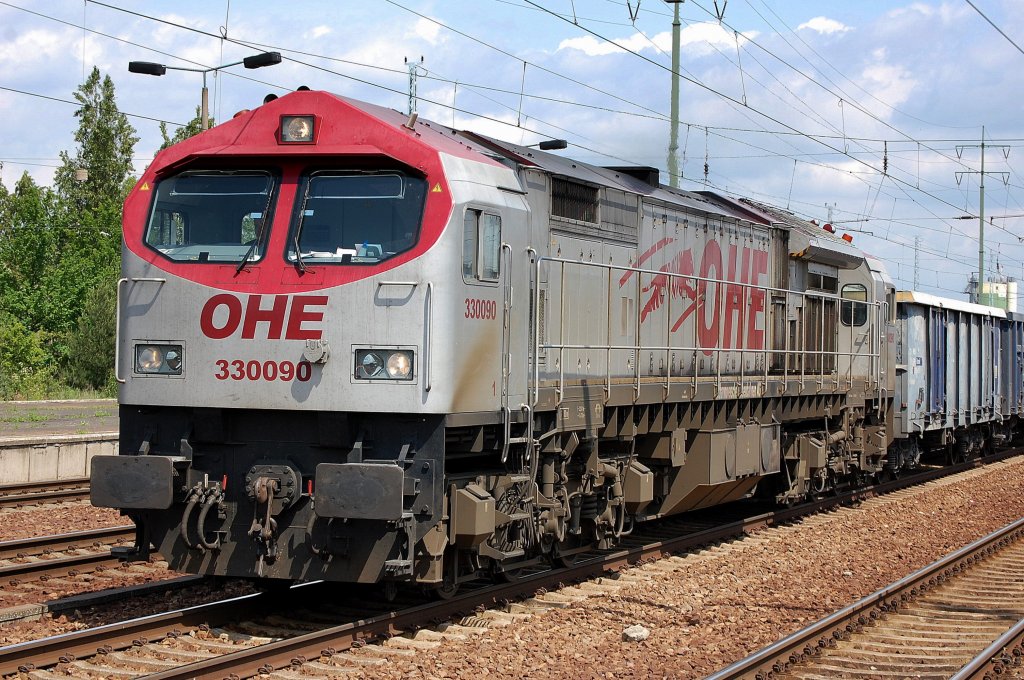 Red Tiger OHE 330090 (92 80 1250 008-0 D-OHE, Bj.2004) mit einem Ganzzug offener G�terwagen bei der Durchfahrt im Bhf. Flughafen Berlin-Sch�nefeld, 22.05.09