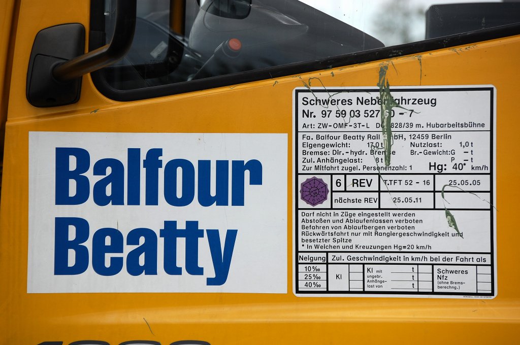 Registrierzulassungstafel des Zweiwegefahrzeugs MB ATEGO 1828 mit der Hubarbeitsb�hne der Fa. Balfour Beatty am 19.07.08 im Bhf. Flughafen Berlin-Sch�nefeld.