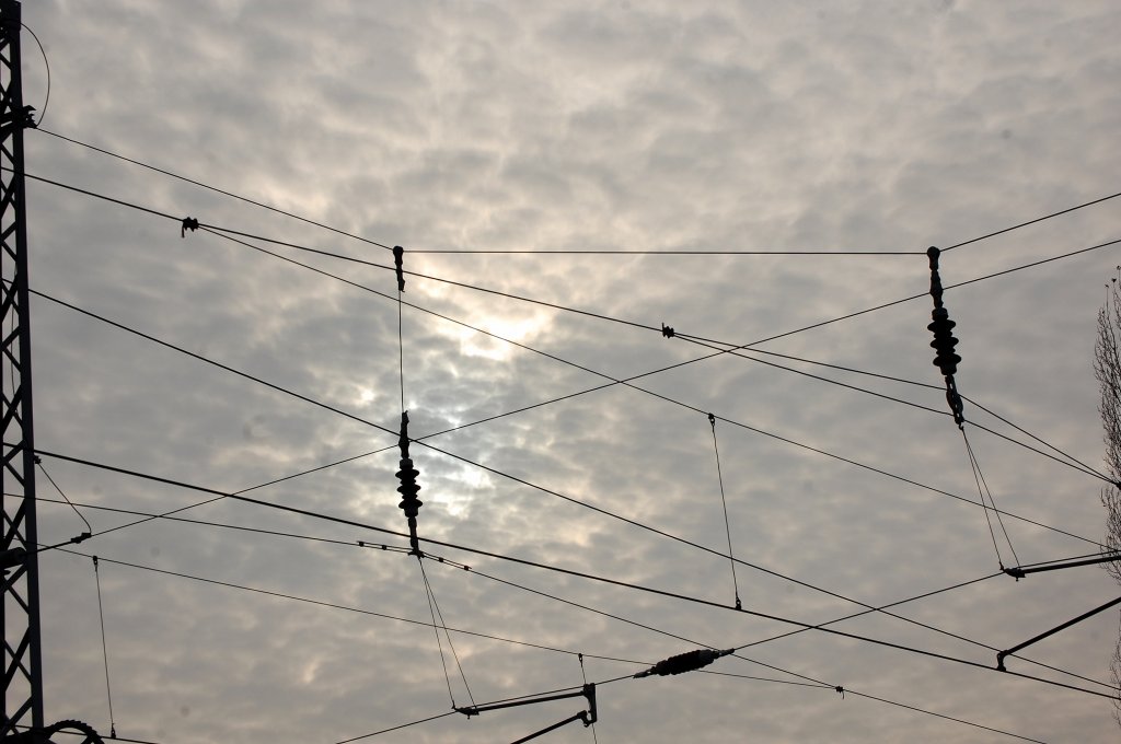 Reizvolle Bahnimpression im Sp�therbst November 2011 in Berlin-Karow, die Sonne mogelt sich durch die dichte Bew�lkung in den Bahnhochleitungen.