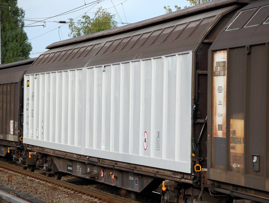 Relativ h�ufig sieht man in letzter Zeit diese wei� angestrichenen Schiebewandwagen des Wageneinstellers TRANSWAGGON GmbH, im Bild der Wagen mit der Nr. 83 80D-TWA 2745 157-7 Habiins 12 Ladegut: Kartonagen und andere G�ter, 02.09.09 Berlin-Karow.