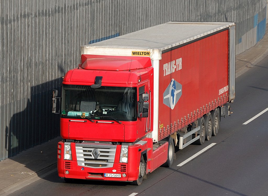 Renault Magnum mit Auflieger aus Polen Fa. TRANS-TIR, 04.11.11 Berliner Stadtautobahn H�he Kaiserdamm.