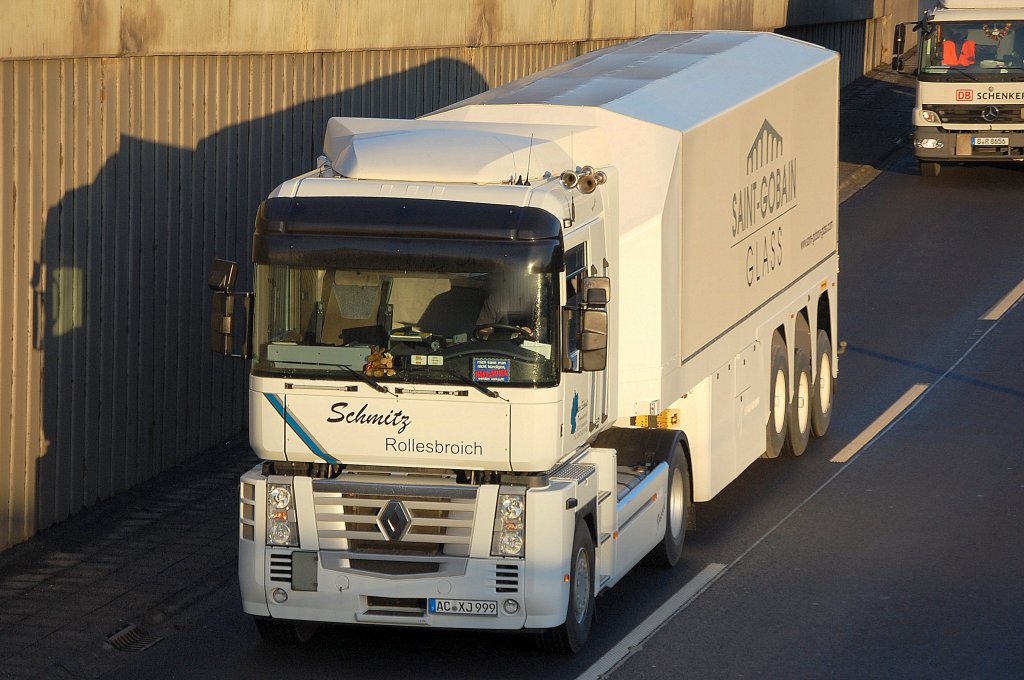 Renault Magnum Zugmaschine der Fa. Schmitz Rollesbroich mit Spezial-Glastransportauflieger der Fa. SAINT-GOBAIN GLASS, 10.01.11 Berliner Stadtautobahn H�he Knobelsdorffstr. Besonders gefallen hat mir der Aufkleber an der Frontscheibe  mich kann man nicht k�ndigen SLAVEN werden verkauft   