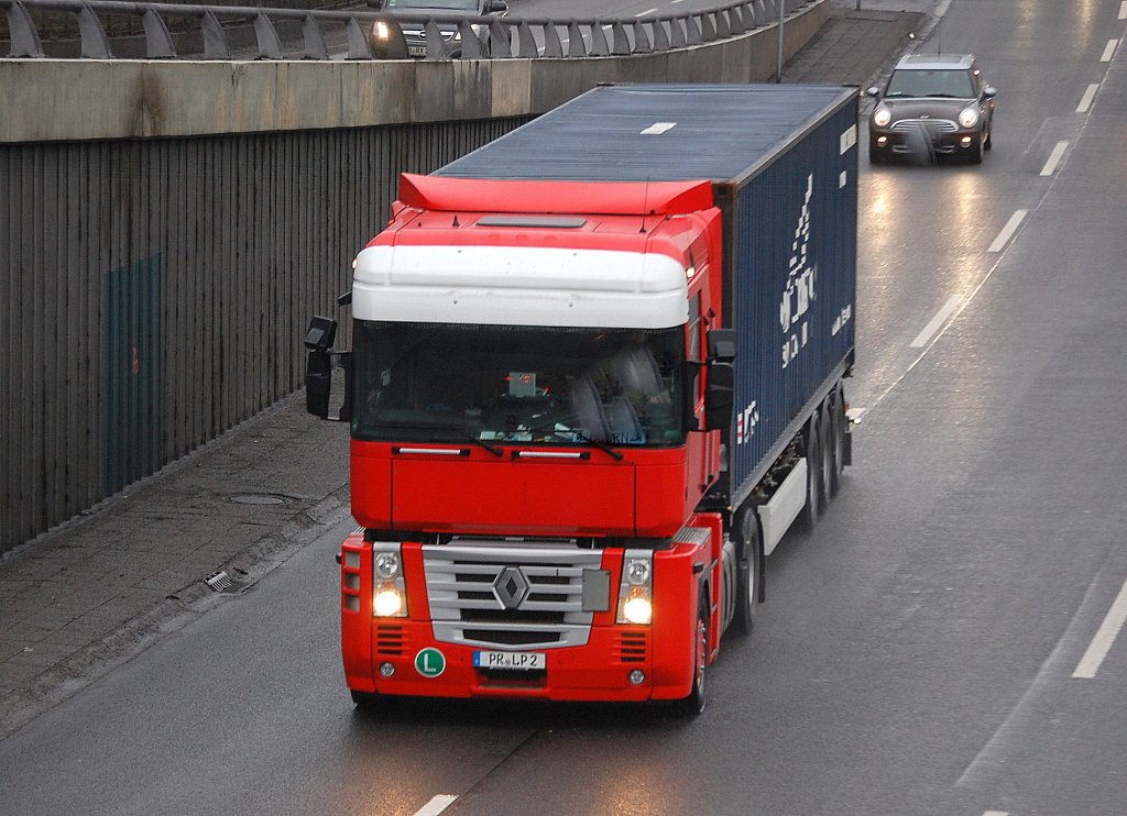 Renault Magnum Zugmaschine mit Containertr�gerauflieger, 13.01.11 Berliner Stadtautobahn H�he Knobelsdorffstr.