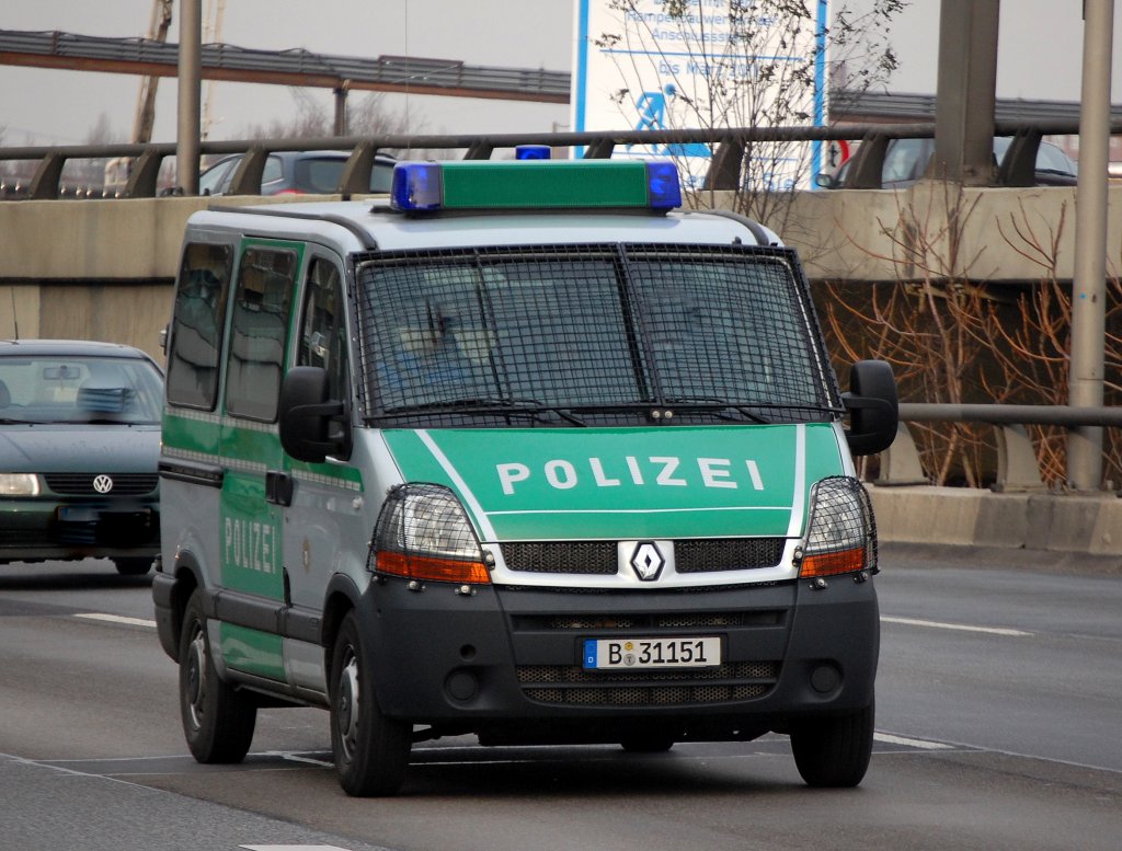 Renault Master Gruppenkraftwagen f�r die Bereitschaftspolizei und den normalen Abschnittsdienst, 05.12.08 Berliner Stadtautobahn H�he Spandauer Damm Br�cke.