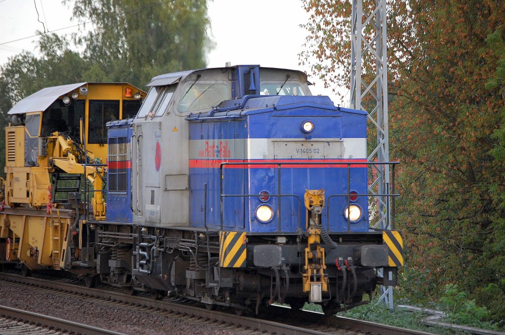 Rent-a-Rail Lok V 1405.02  Brunhilde  (92 80 1203 915-4 D-RAR, Bj.1970) mit Bauzug (Schienenladewagen SLW5) Richung Karower Kreuz Berlin, 11.09.09 Berlin-Karow.