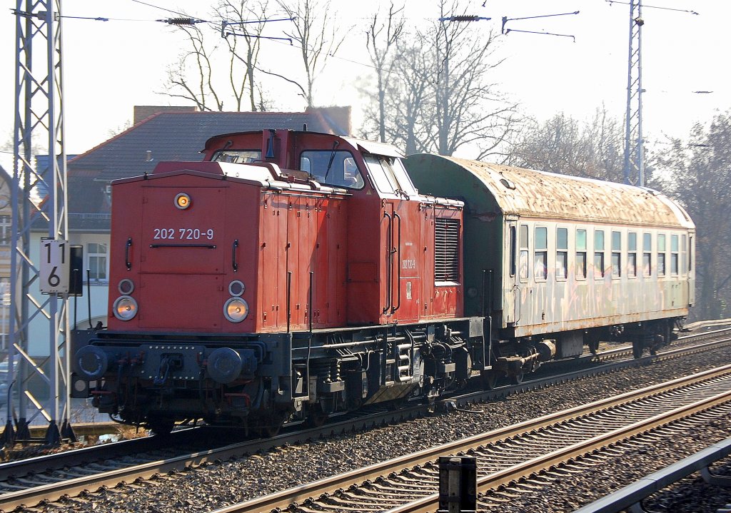 RME 202 720-9 (V100.1 Bj.1974) �berf�hrt einenalten DR Modernisierungswagen nach Bernau, 10.03.10 Berlin-Karow.